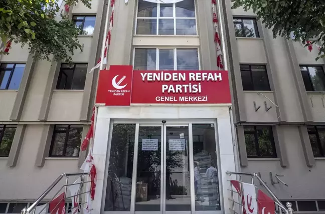 Boşaltılan Saadet Partisi binasına Yeniden Refah Partisi tabelası asıldı