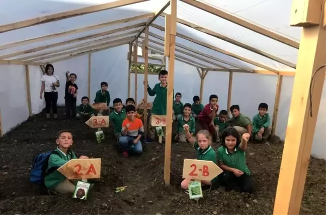 İlkokul öğrencilerinden