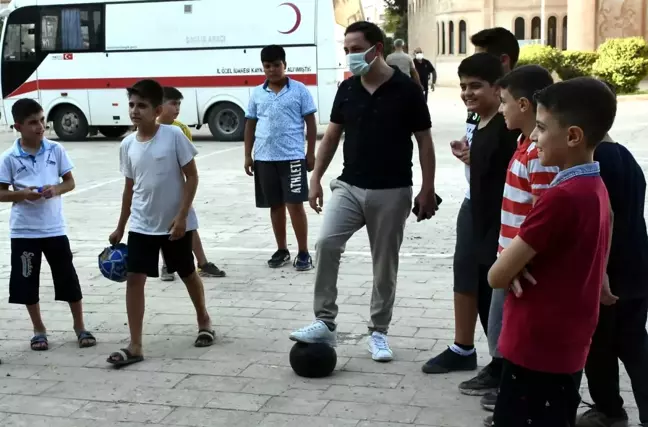 Nusaybin Kaymakamı Kayabaşı çocuklarla top oynadı