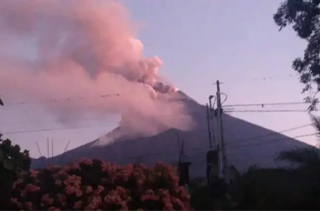 Guatemala'daki Fuego Yanardağı faaliyete geçti