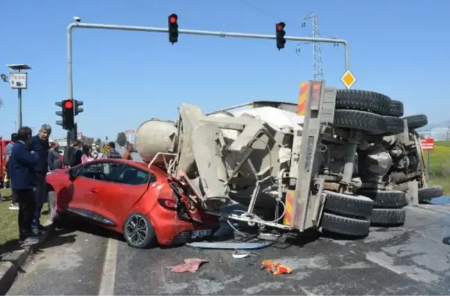 BETON MİKSERİ IŞIKTA BEKLEYEN ARAÇLARA ÇARPIP DEVRİLDİ: 1 YARALI