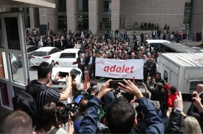 İSTANBUL ADALET SARAYI ÖNÜNDE GEZİ DAVASI KARARINI PROTESTO ETTİLER