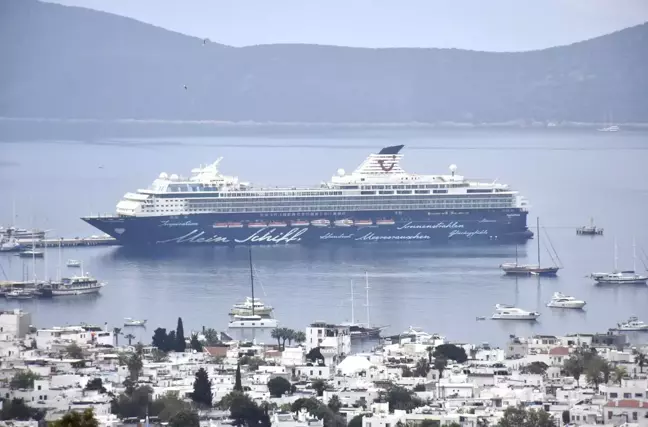 Bodrum'a gelen Malta bayraklı kruvaziyerden inen turistler, çarşıdaki hareketliliği artırdı