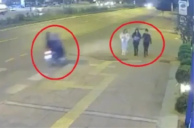 Motosikletten atıkları cisimle genç kızın gözünü yaralayan 2 şüpheli yakalandı