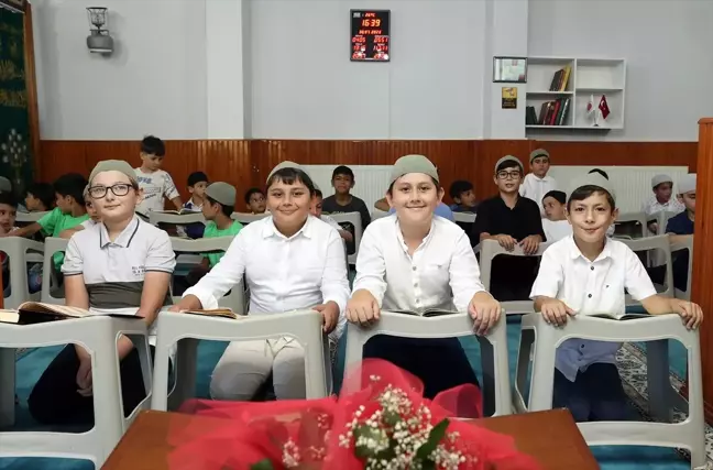 Ümraniye'de Yaz Kursunda Çocuklar Kur'an-ı Kerim Eğitimi Alıyor