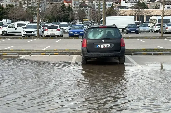Kocaeli'de fırtına hayatı olumsuz etkiledi