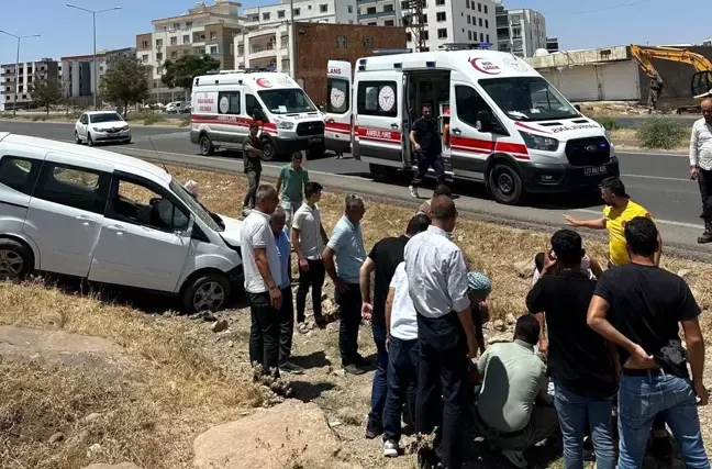 Şırnak'ın İdil ilçesinde hafif ticari araç şarampole devrildi, 1 kişi yaralandı