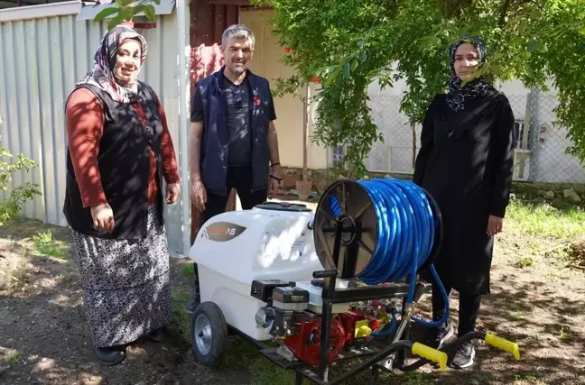 Bahçe ilçesinde çiftçilere hibeli ilaçlama makinesi desteği