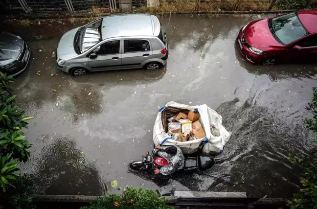 İstanbul'da Aniden Bastıran Sağanak Yağış Hayatı Felç Etti