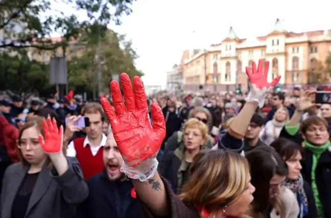 Sırbistan'da Tren İstasyonu Kazası Sonrası Protestolar