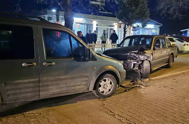 Kastamonu'da Pikap ve Hafif Ticari Araç Çarpıştı, Sürücüler Kurtuldu