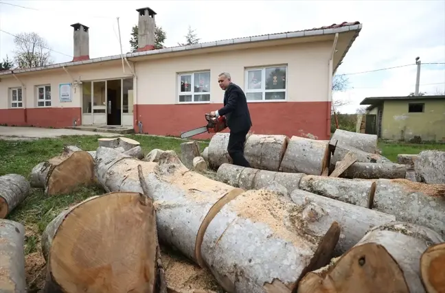 Köy Öğretmeni Karabaş, Öğrencileri İçin Kışın Sobaları Yakıp Ihlamur Çayı Hazırlıyor