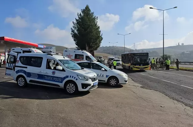 Siirt'te Jandarma Uygulama Noktasına Otomobil Çarptı: 3 Yaralı