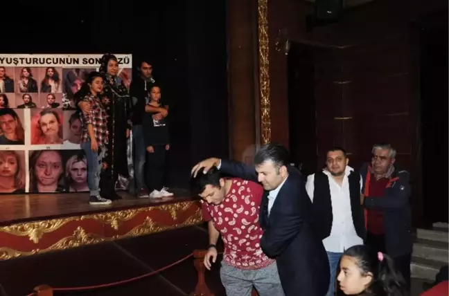 Kent Tiyatrosu 2016'yı Çiçekler Solmasın'la Uğurladı