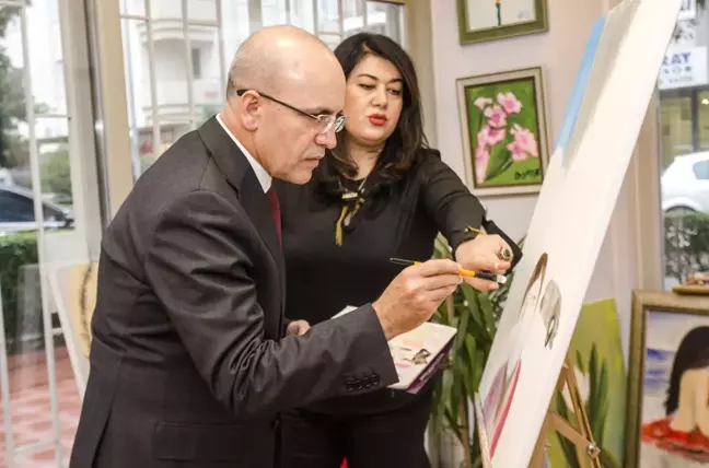İş ve Cemiyet Hayatının Ünlü İsimlerine İlk Defa Tablo Çizdi