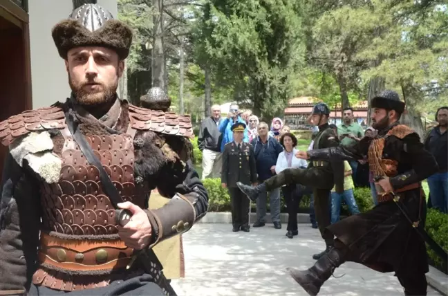 Ertuğrul Gazi Türbesi'nde Saygı Nöbetleri Başladı