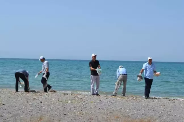 Adilcevaz'da Van Gölü Sahili Temizlendi