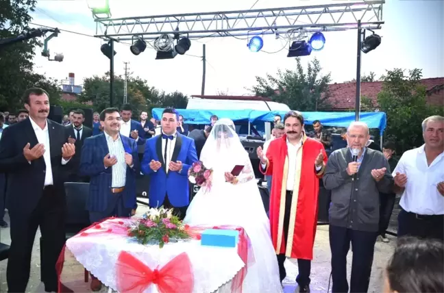 Seyitgazi'de 51 Mahalleyi Buluşturan Düğün