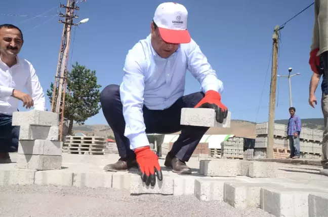 Sarıkamış'ta, Yollar Kilit Parke Taşıyla Döşeniyor