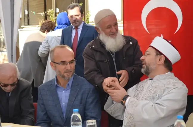 Diyanet İşleri Başkanı Erbaş Şehit Evini Ziyaret Etti, Kur'an Okudu