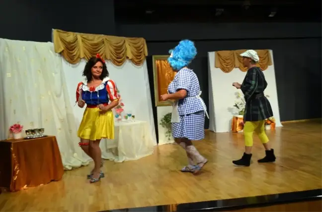 Didim'de Yabancılar Engelliler İçin Sahneye Çıktı