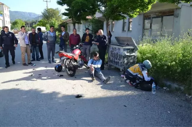 Motosiklet ile Okula Giden Öğrenci Okul Arkadaşına Çarptı: 3 Yaralı