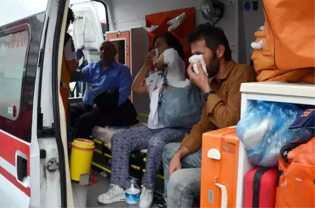 Milas'ta Yolcu Otobüsü Çöp Kamyonuna Çarptı: 9 Yaralı