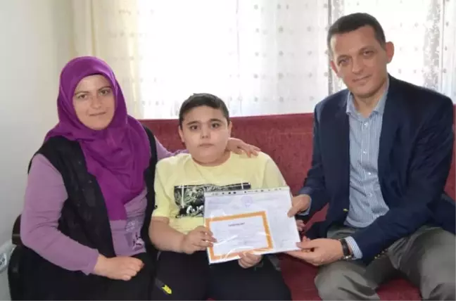 Ürkmezer, Dmd Hastası Muhammet'e Karnesini Verdi