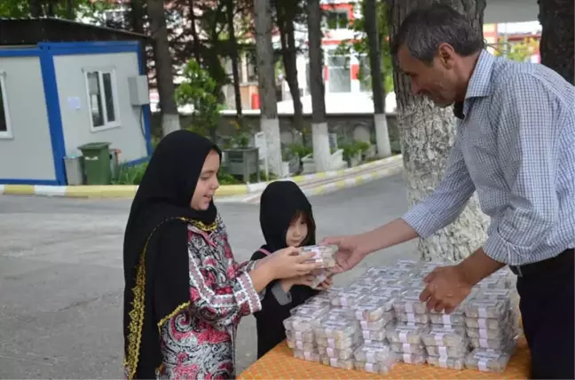 İlçe Mezarlığında Vatandaşlara Lokum İkram Edildi