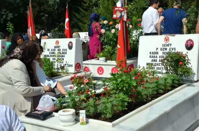 Şehit Evlatlarıyla Bayramlaştılar