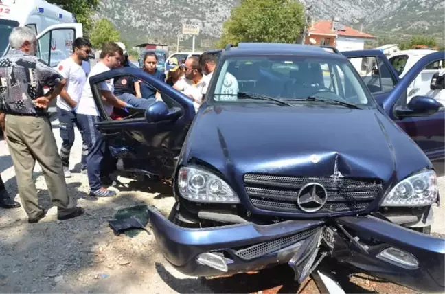 2 Otomobil Kafa Kafaya Çarpıştı: 2'si Çocuk 5 Yaralı