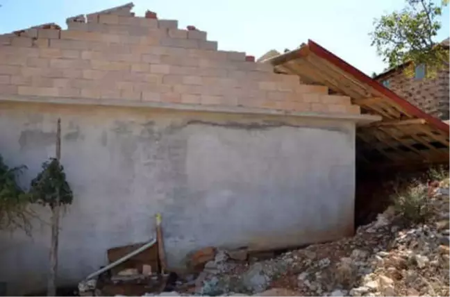Antalya'da Şiddetli Rüzgar Evin Çatısını Uçurdu