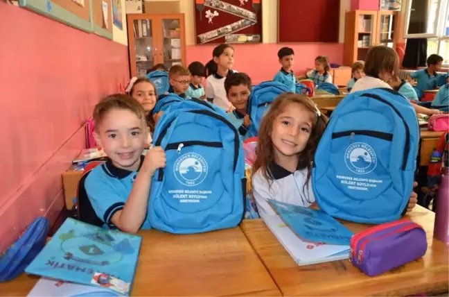 Başkan Soylu'dan Öğrencilere Kırtasiye Malzemesi Hediyesi