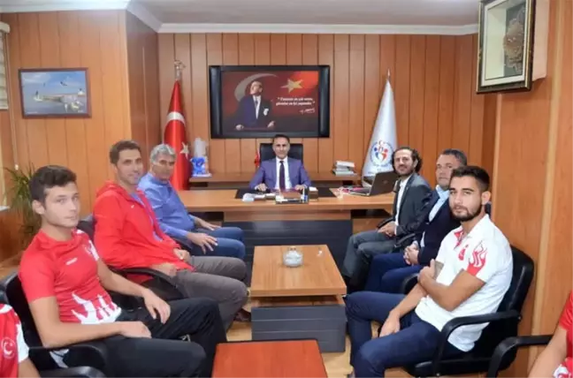 Şampiyon Triatloncular Müdür Arıcıoğlu'nu Ziyaret Etti