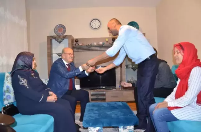Çay Davetinde Erdoğan'a Hediye