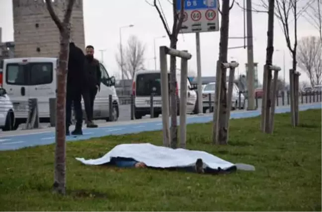 Zeytinburnu'nda Tartıştığı Arkadaşının Boğazını Kesti