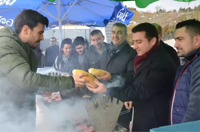 Sınav Dönemindeki Öğrencilere Sucuk Ekmek İkramı