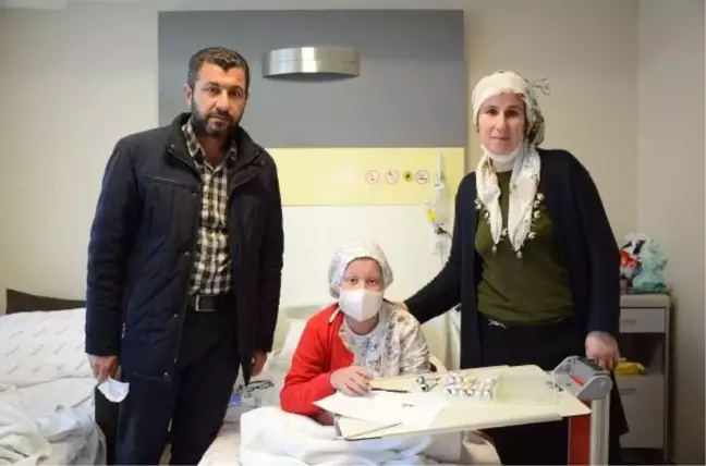 Rojda, İlik Naklini Beklediği Hastanede Resim Sergisi Açtı