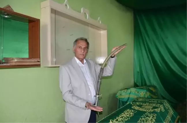 Türbedeki 2 Kılıcı 200 Yıldır Muhafaza Ediliyorlar