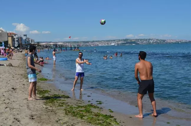 Plajlardaki tatilci yoğunluğu sürüyor