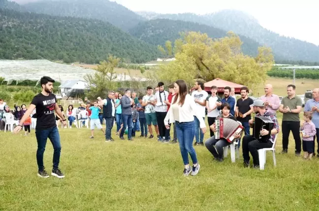 Yüzlerce Çerkes, yaz şenliğinde buluşup atalarını andı