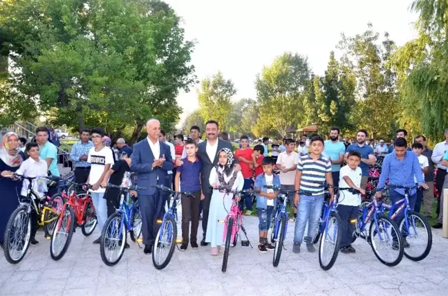 Elbistan Belediyesi'nden 100 çocuğa bisiklet