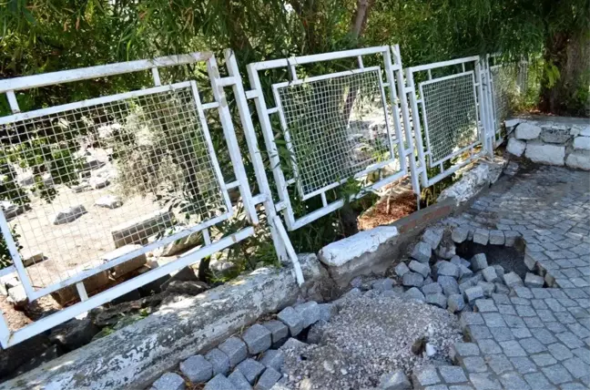 Didim'de şiddetli yağış, tapınağın istinat duvarını çökertti