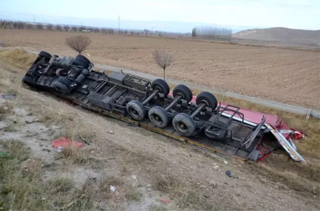 Kontrolden çıkan tır şarampole yuvarlandı: 1 yaralı
