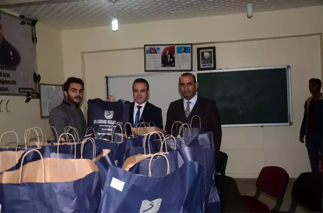 Uludere Belediyesi'nden öğrencilere kışlık bot ve mont yardımı