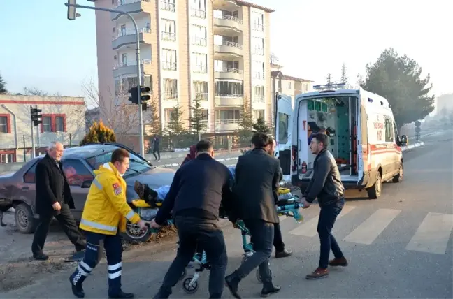 Hafif ticari araçla çarpışan otomobil refüje çıktı: 1 yaralı
