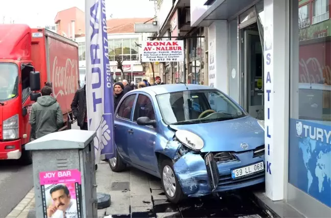 Kırklareli'de kontrolden çıkan otomobil iş yerine daldı