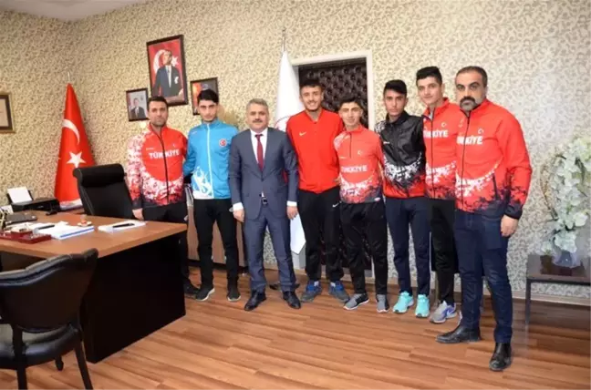 Başarılı atletlerden Gençlik Spor İl Müdürü Kayhan'a ziyaret