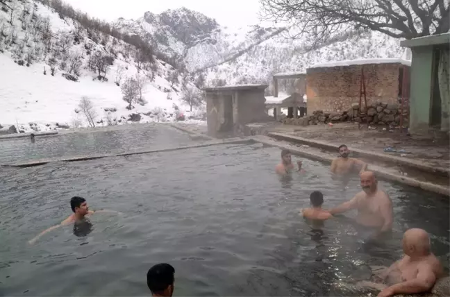 Karlı havada kaplıca keyfi