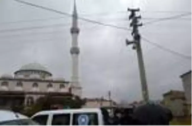 Depremde minaresi hasar gören cami ibadete kapatıldı